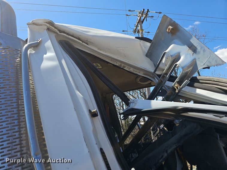 image for item MB9958 2007 Sterling L9500  truck cab and chassis