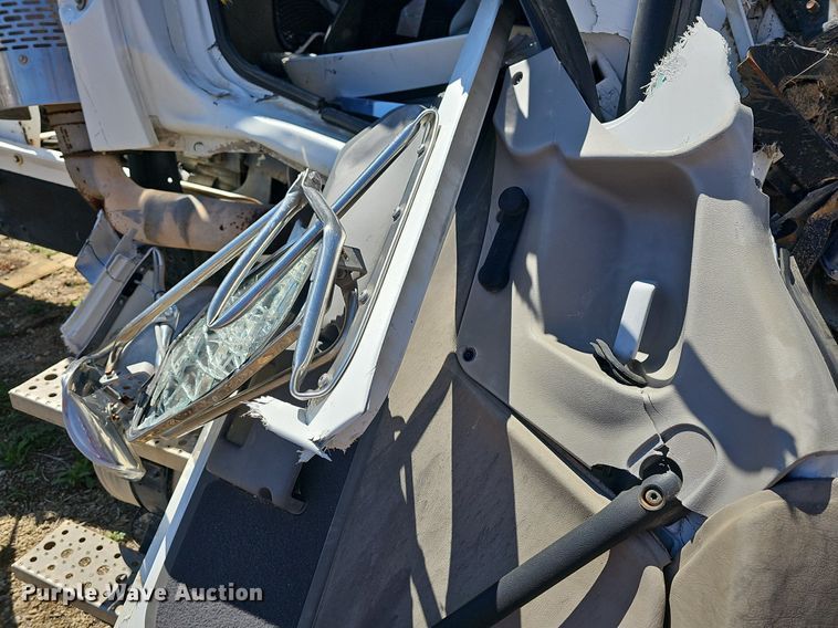 image for item MB9958 2007 Sterling L9500  truck cab and chassis