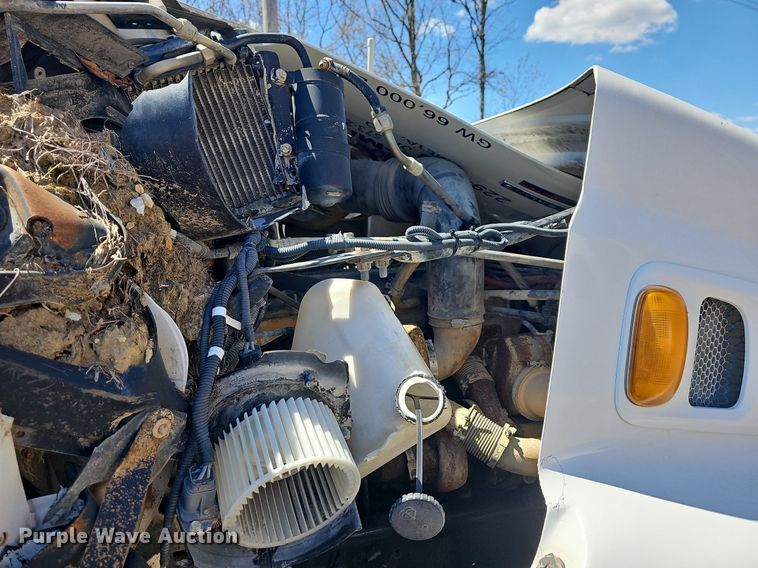 image for item MB9958 2007 Sterling L9500  truck cab and chassis