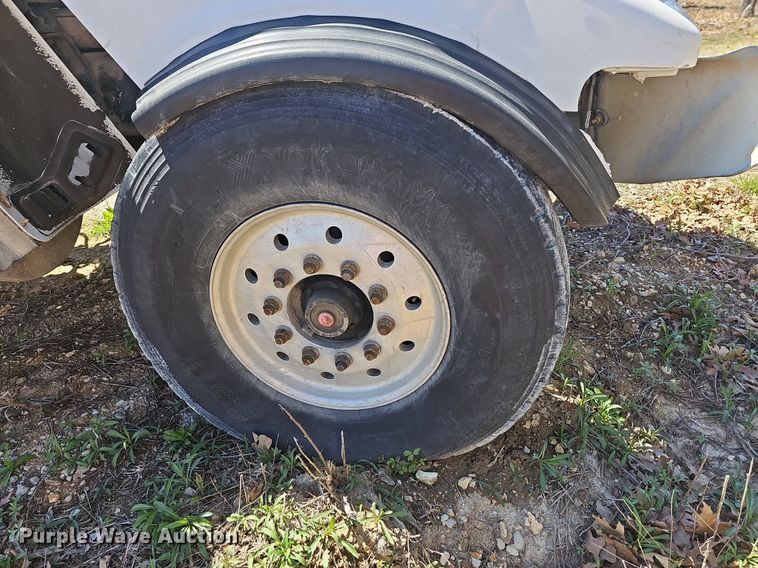 image for item MB9958 2007 Sterling L9500  truck cab and chassis