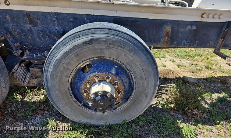 image for item MB9958 2007 Sterling L9500  truck cab and chassis