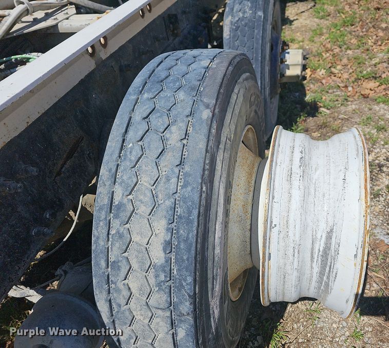 image for item MB9958 2007 Sterling L9500  truck cab and chassis