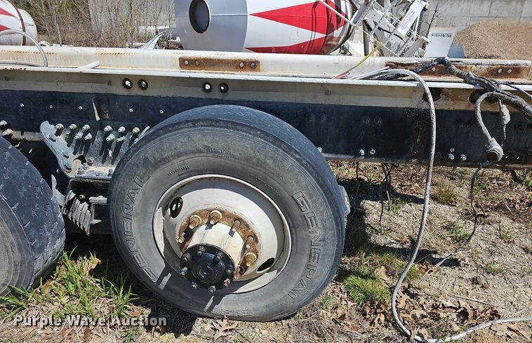 image for item MB9958 2007 Sterling L9500  truck cab and chassis