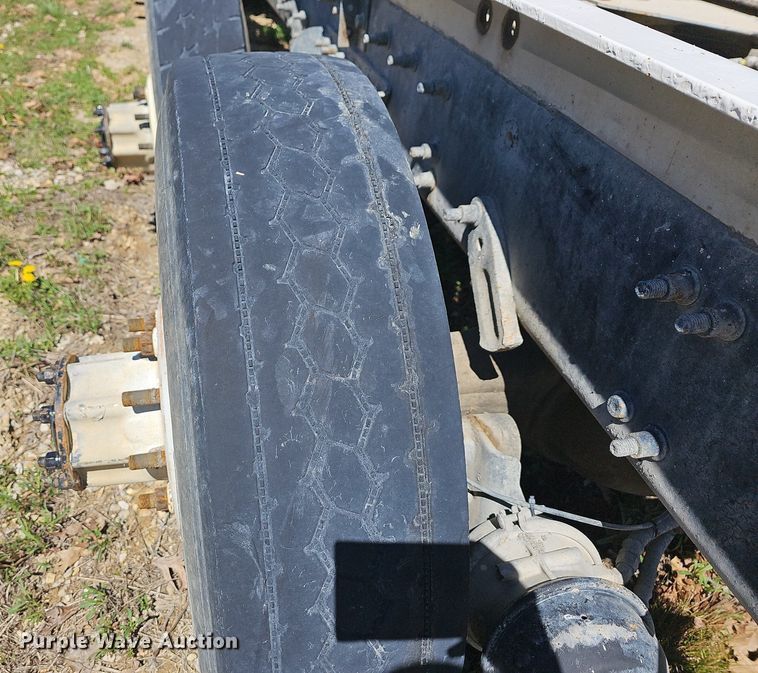 image for item MB9958 2007 Sterling L9500  truck cab and chassis