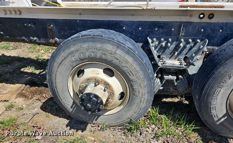 image for item MB9958 2007 Sterling L9500  truck cab and chassis