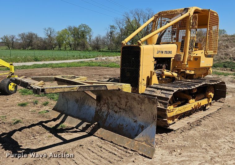 image for item MB9964 1985 John Deere 450E  dozer