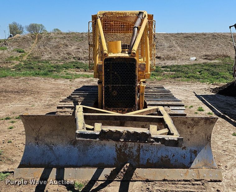 image for item MB9964 1985 John Deere 450E  dozer