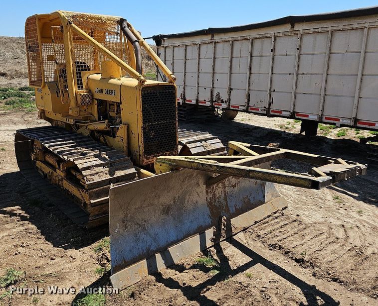 image for item MB9964 1985 John Deere 450E  dozer