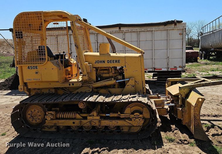 image for item MB9964 1985 John Deere 450E  dozer