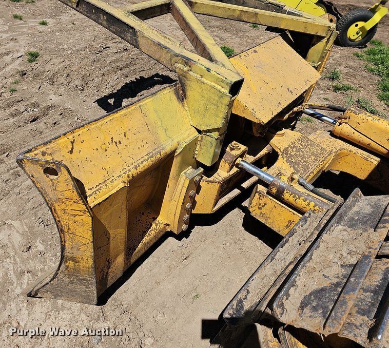 image for item MB9964 1985 John Deere 450E  dozer