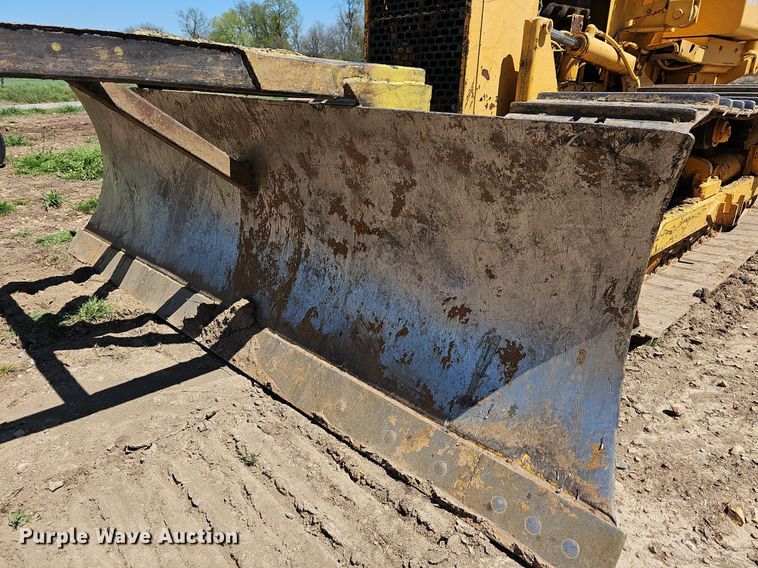 image for item MB9964 1985 John Deere 450E  dozer