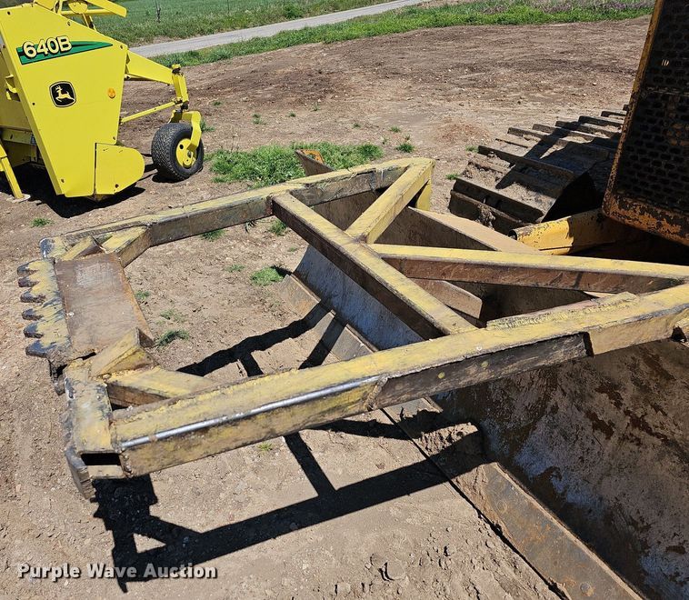 image for item MB9964 1985 John Deere 450E  dozer