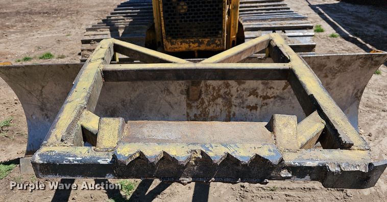 image for item MB9964 1985 John Deere 450E  dozer