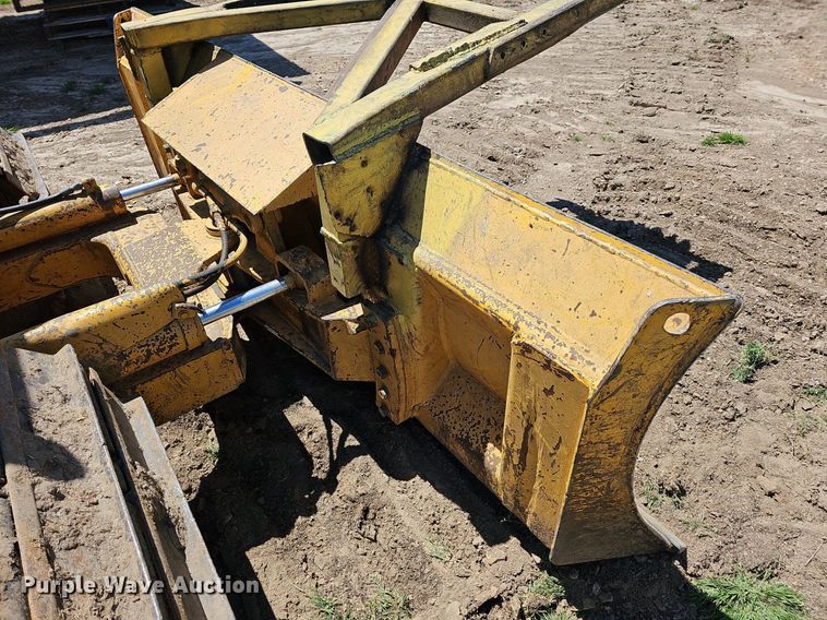 image for item MB9964 1985 John Deere 450E  dozer