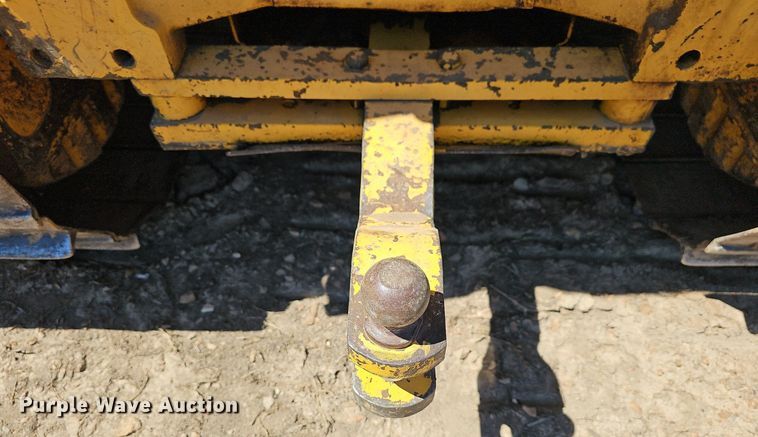 image for item MB9964 1985 John Deere 450E  dozer