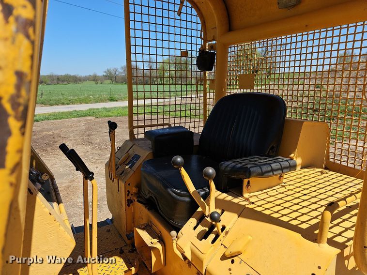 image for item MB9964 1985 John Deere 450E  dozer