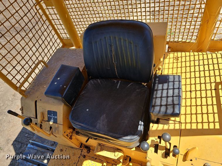 image for item MB9964 1985 John Deere 450E  dozer