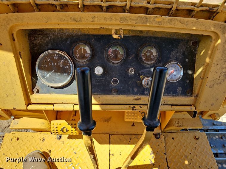 image for item MB9964 1985 John Deere 450E  dozer