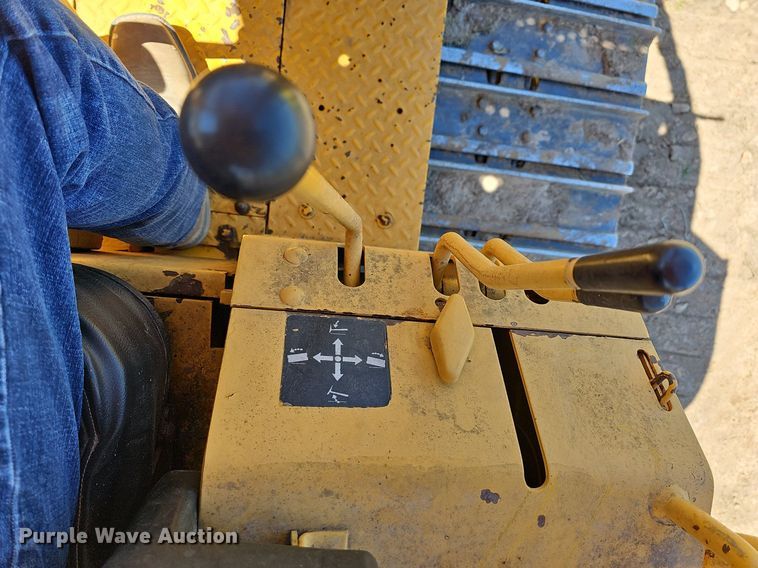 image for item MB9964 1985 John Deere 450E  dozer