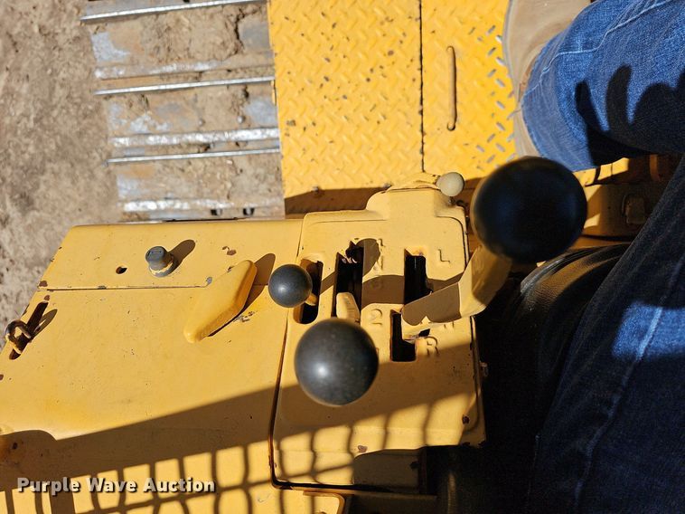 image for item MB9964 1985 John Deere 450E  dozer