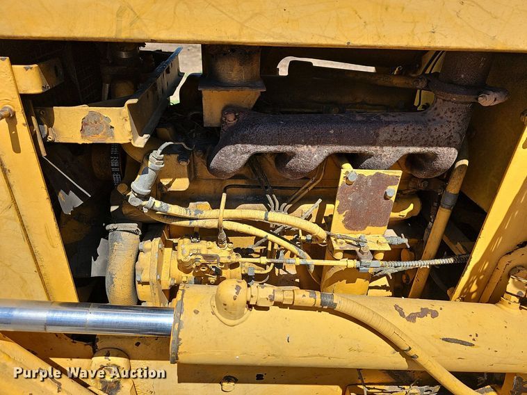 image for item MB9964 1985 John Deere 450E  dozer