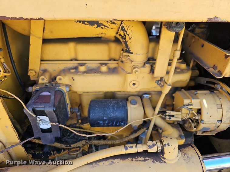 image for item MB9964 1985 John Deere 450E  dozer