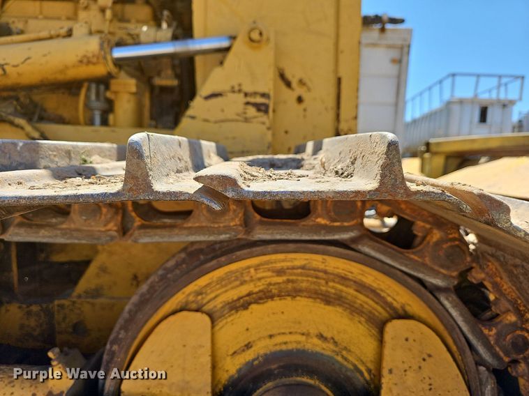 image for item MB9964 1985 John Deere 450E  dozer