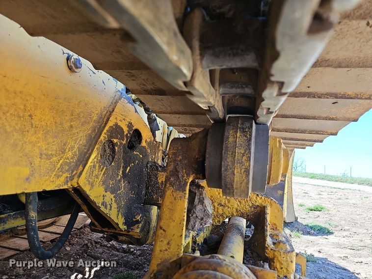 image for item MB9964 1985 John Deere 450E  dozer