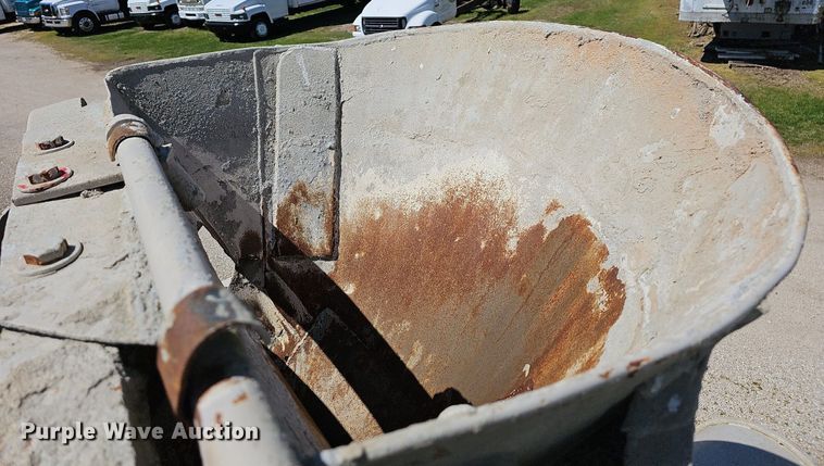 image for item MB9975 1995 Ford LT8000  ready mix truck