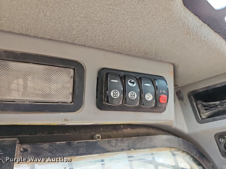 image for item MB9978 2015 Caterpillar 289D  tracked skid steer loader