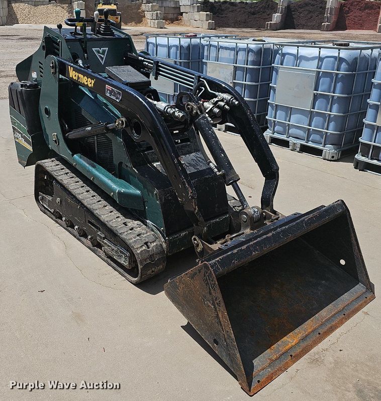 image for item MB9984 2015 Vermeer S725TX  compact utility loader