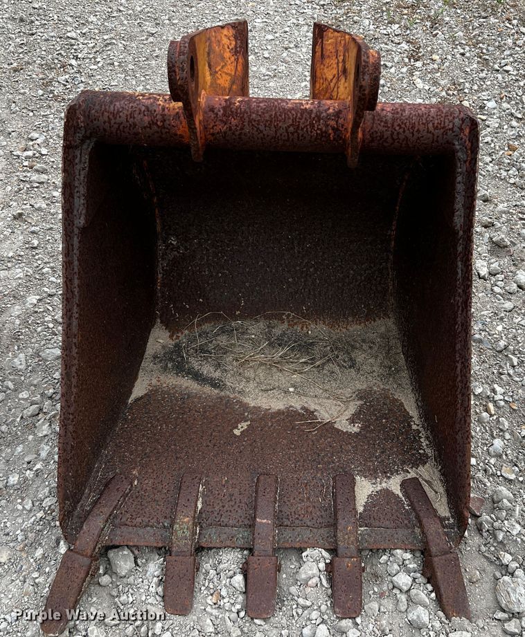 image for item MF9910 (6) backhoe buckets