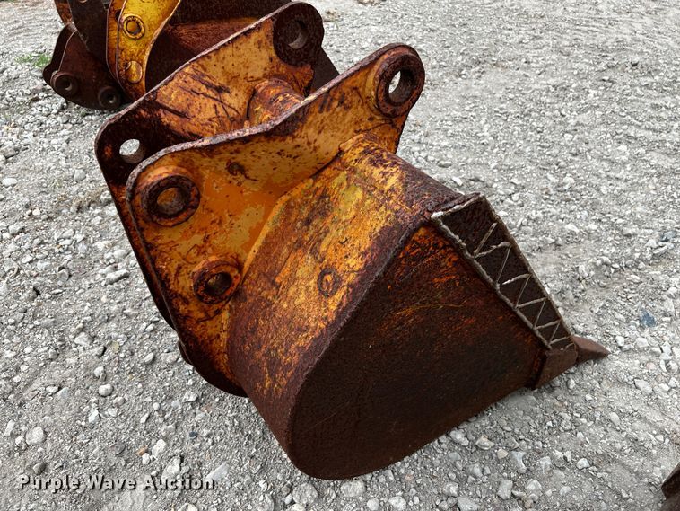 image for item MF9910 (6) backhoe buckets