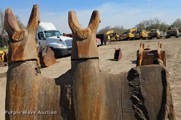 image for item MI9445 Esco  26" W excavator bucket with quick coupler