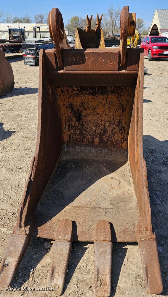 image for item MI9447 32" W excavator bucket