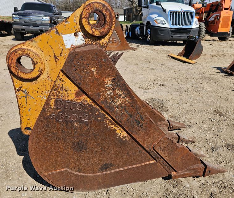 image for item MI9447 32" W excavator bucket