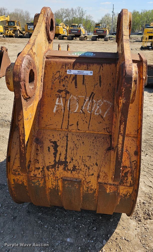 image for item MI9447 32" W excavator bucket