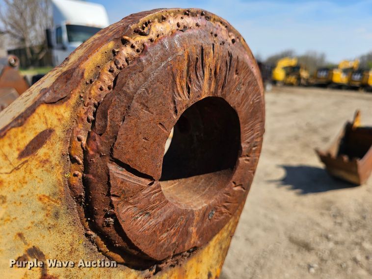 image for item MI9447 32" W excavator bucket