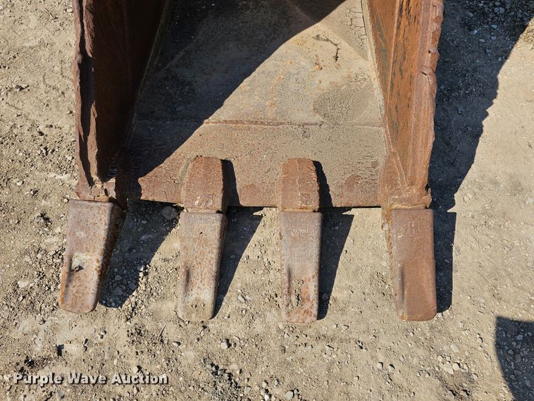 image for item MI9447 32" W excavator bucket