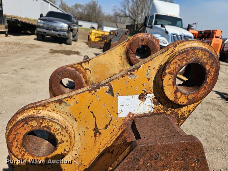 image for item MI9447 32" W excavator bucket