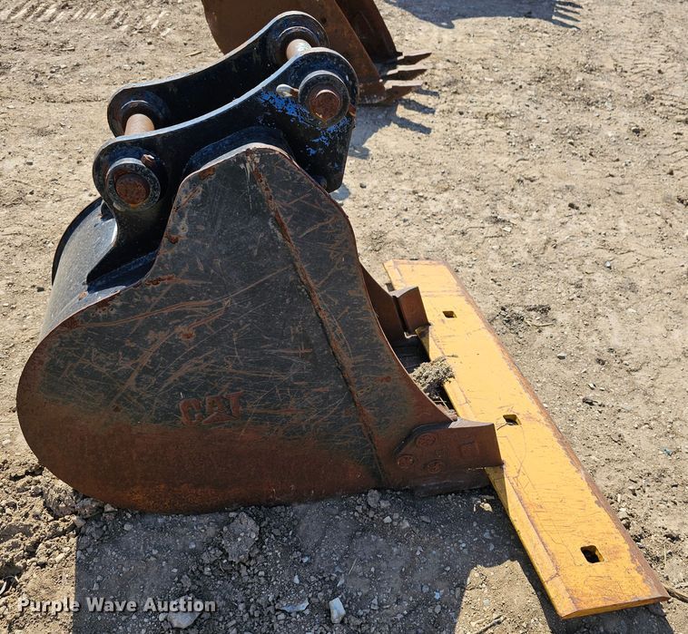 image for item MI9453 18" W backhoe bucket