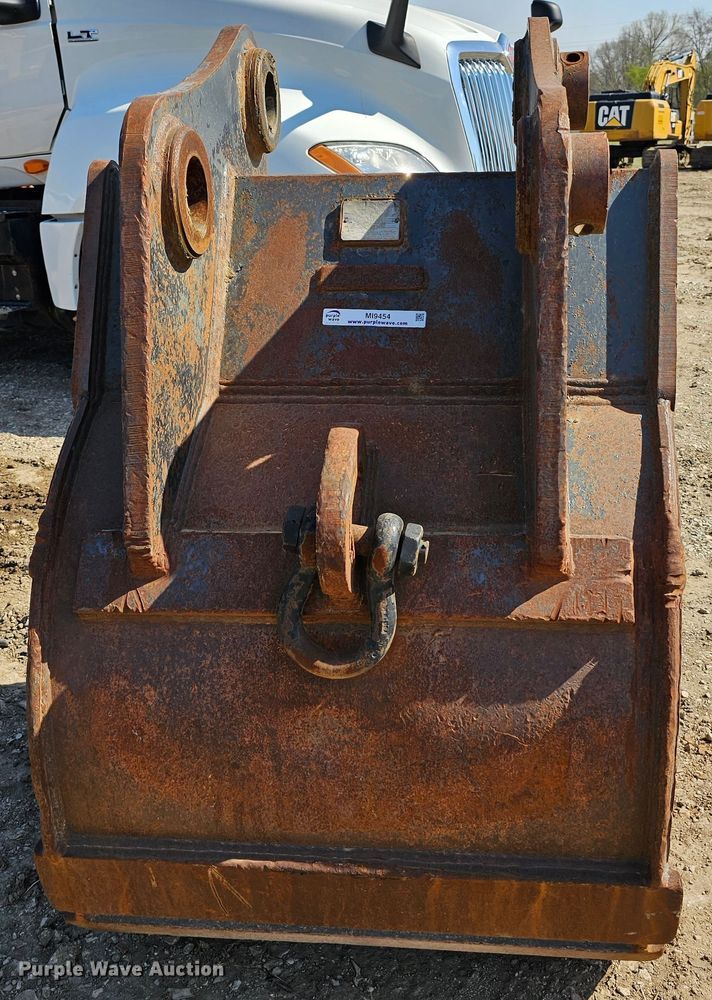 image for item MI9454 John Deere  40" W excavator bucket