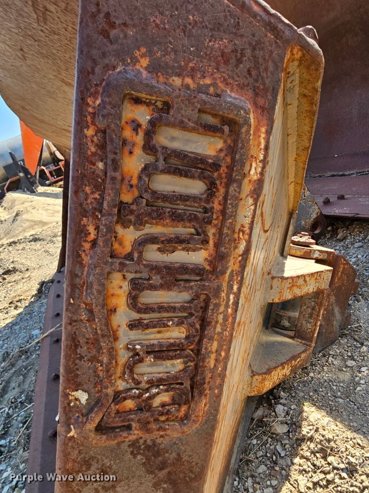 image for item MI9458 Boughton  103" W side dump bucket