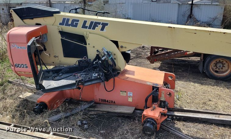 image for item MO9660 2007 JLG 600S  boom lift