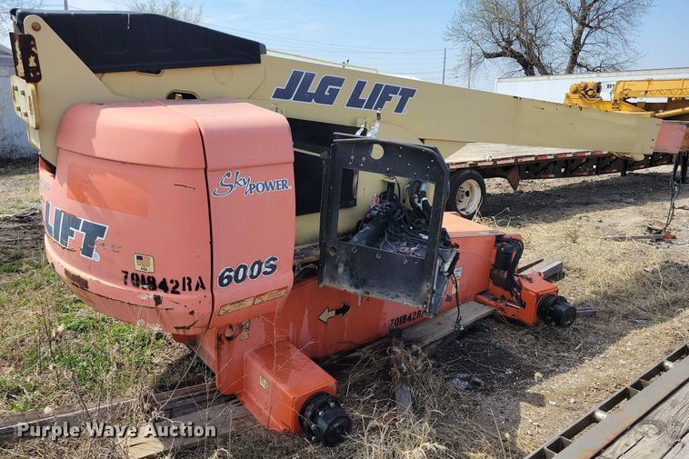 image for item MO9660 2007 JLG 600S  boom lift