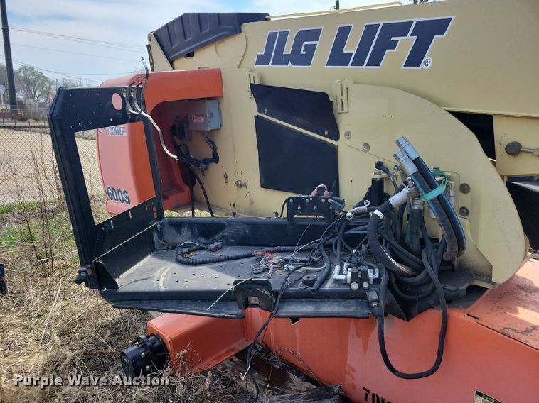 image for item MO9660 2007 JLG 600S  boom lift