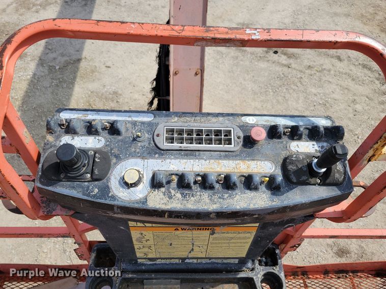 image for item MO9662 2001 JLG 800A  boom lift