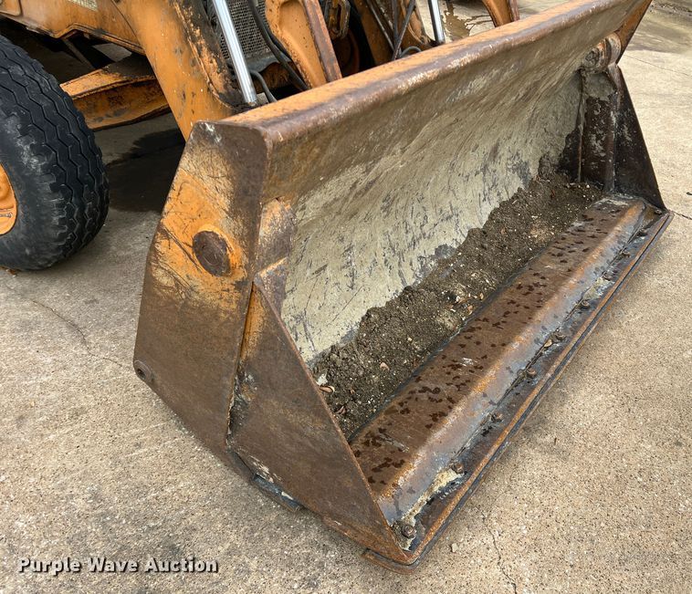 image for item MQ9867 2002 Case 570M XT  landscape tractor