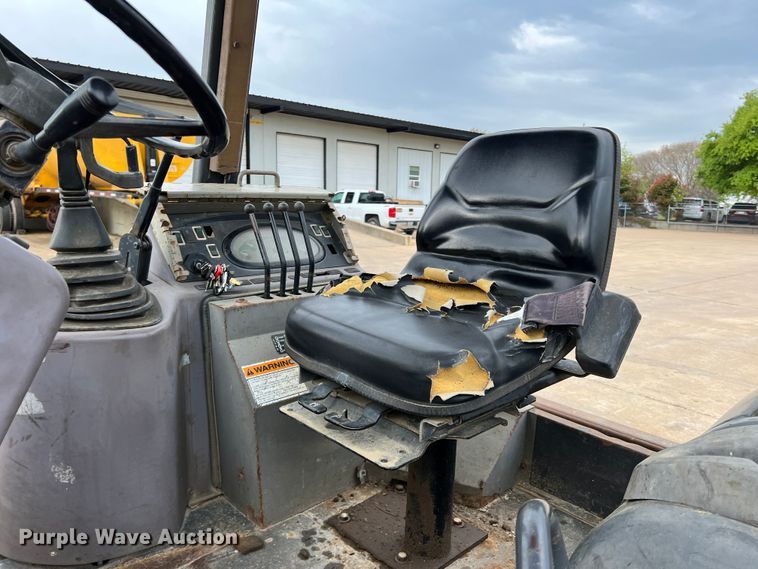 image for item MQ9867 2002 Case 570M XT  landscape tractor