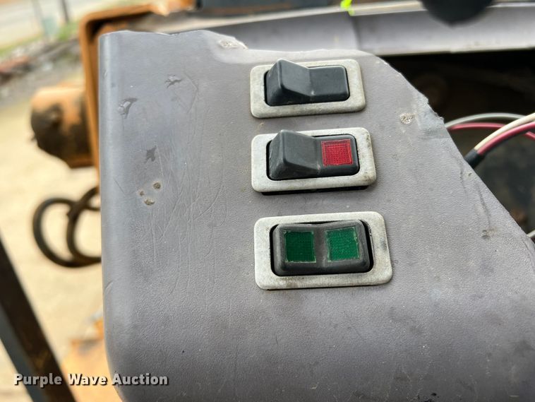 image for item MQ9867 2002 Case 570M XT  landscape tractor